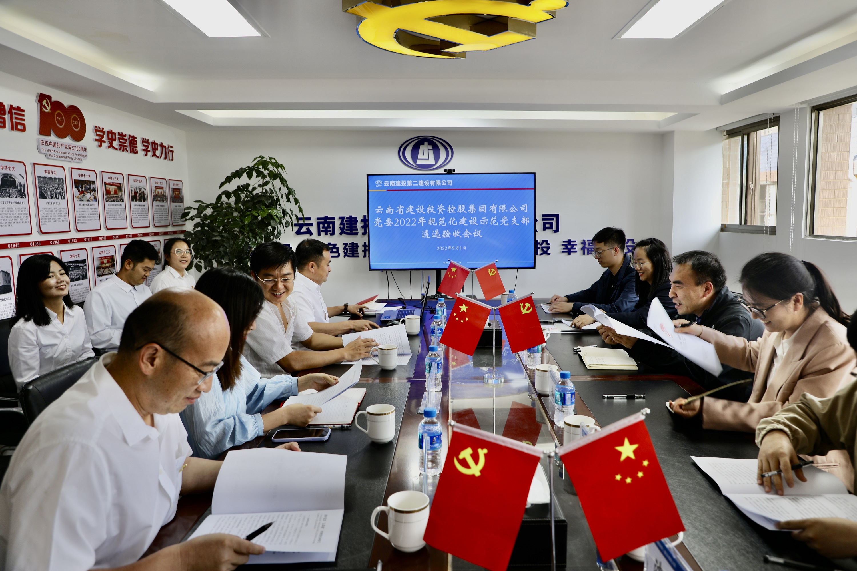 馬占臣帶領(lǐng)集團規(guī)范化建設(shè)示范黨支部遴選驗收組到公司第五直管部黨支部檢查指導(dǎo)